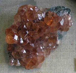 Hessonite striated crytals.jpg