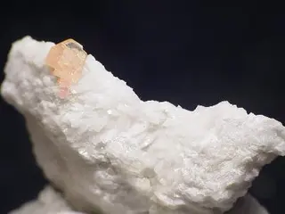 Iimoriite-(Y)-20202.jpg