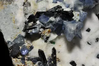 Joaquinite-(Ce), benitoite, neptunite, natrolite 2.jpg