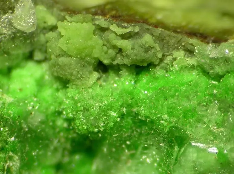 Kambaldaite-105011.jpg
