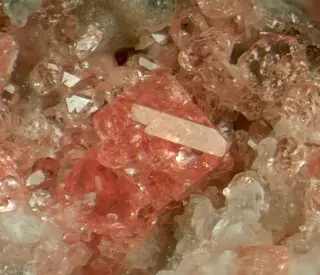 Kentbrooksite, Nepheline-743813.jpg