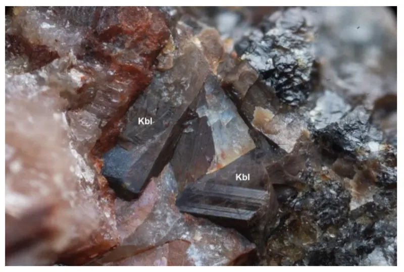 Kesebolite-(Ce).png