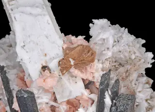 Nenadkevichite, rhodocrosite, aegirine, natrolite, épidimyte, ancylite-(Ce) (Mont Saint-Hilaire, Québec - Canada).JPG