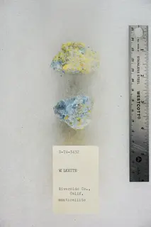 Wilkeite with Monticellite (48293968417).jpg