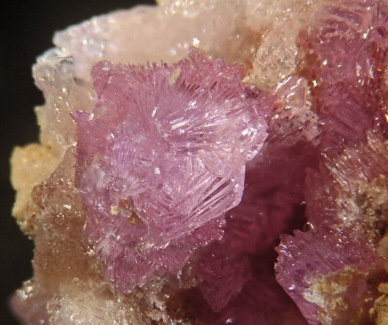 Villyaellenite