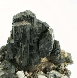 Magnesio-hornblende (cropped).png