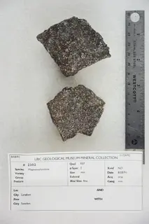 Magnetoplumbite (47975526808).jpg