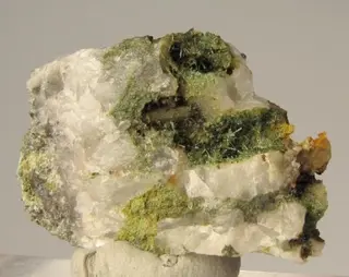 Oosterboschite, Trogtalite, Cuprosklodowskite, Quartz-384833.jpg
