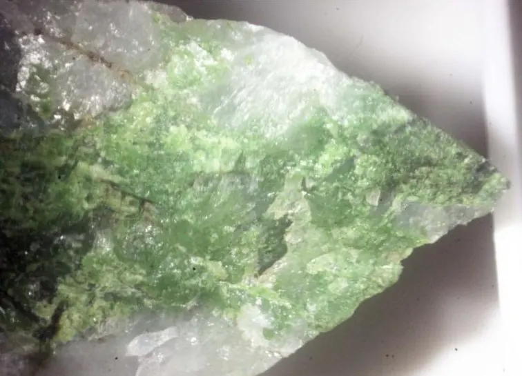 Oxy-vanadium-dravite.jpg