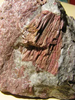 Piemontite -St.Marcel, Aosta.JPG