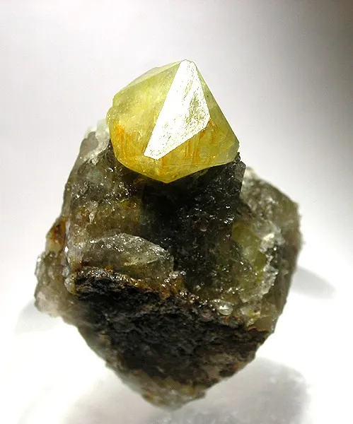 Rhodizite-27526.jpg