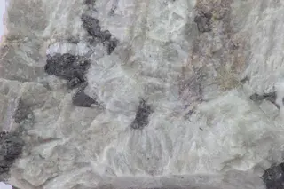 Rosenbuschit Biotit Kalifeldspat 2.jpg