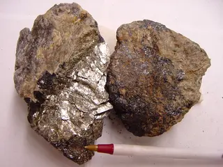 Samarskite-fresh.jpg