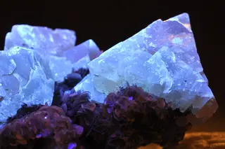 Scheelite, mica, UV shortwave.jpg