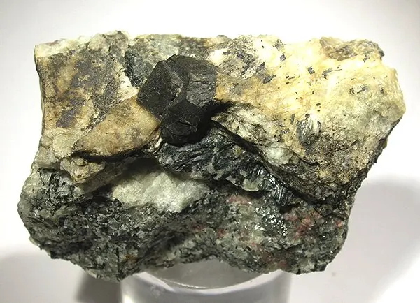 Steenstrupine-(Ce)-21582.jpg