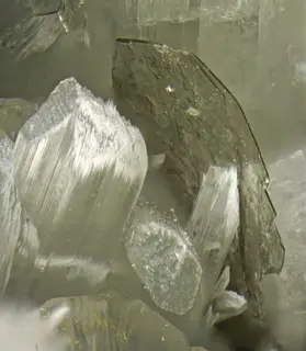 Tainiolite, Pectolite-453889.jpg