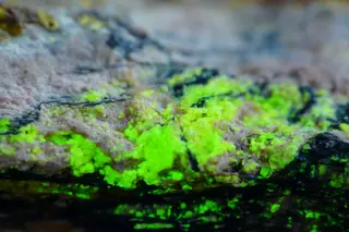 Fluorescent threadgoldite.jpg