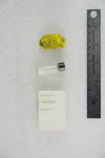 Tungstite (47975594016).jpg