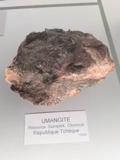 Umangite, Musee de Mineralogie, Paris, 2025.jpg