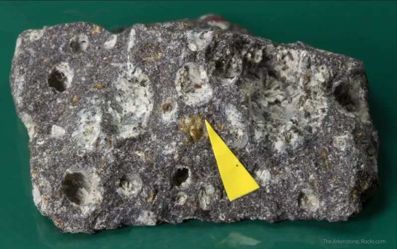 Oxykinoshitalite, Ulvöspinel, Nepheline, Olivine, Augite, Calcite, Apatite, K Feldspar-762193.png