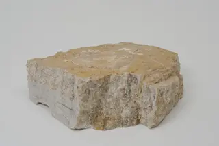 Uralolith auf Spodumenpegmatit mit Spodumen Muskovit Quarz 21015 1.jpg