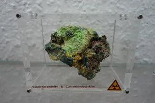 Vandenbrandeite boxed 20mpx.jpg