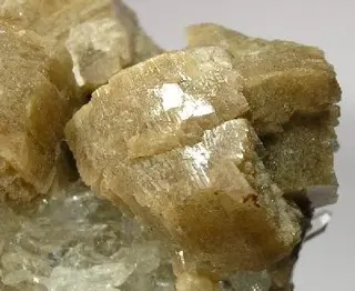 Whiteite-(CaFeMg)-Quartz-192203.jpg