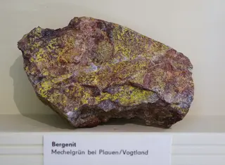 Bergenite Naturkundemuseum Berlin.jpg