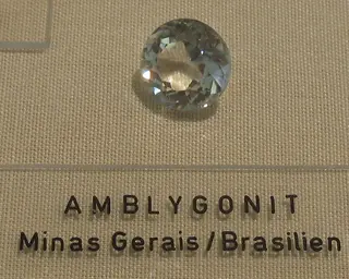 Amblygonit facettiert - Minas Gerais, Brasilien.jpg