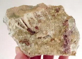 Bikitaite-Apatite-121103.jpg
