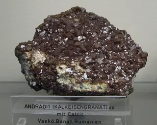 Andradit (Kalkeisengranat) - Vaskö, Banat, Rumänien.jpg