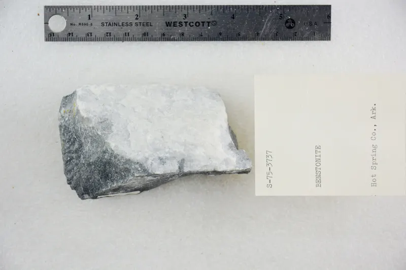 Benstonite (48522617762).jpg