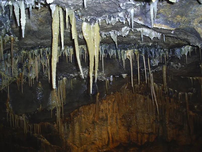 Stalactites at blue john images 2006.JPG