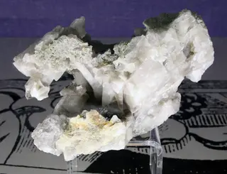 Brannerite sur quartz - Muséum d'histoire naturelle de Grenoble.jpg