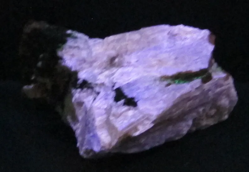 Museo di mineralogia, pietre fluorescenti, agrellite 2.JPG