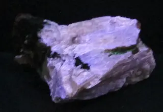 Museo di mineralogia, pietre fluorescenti, agrellite 2.JPG