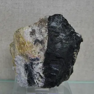 Cancrinit mit Aegirin-Augit (RK 2206 P1890094).jpg