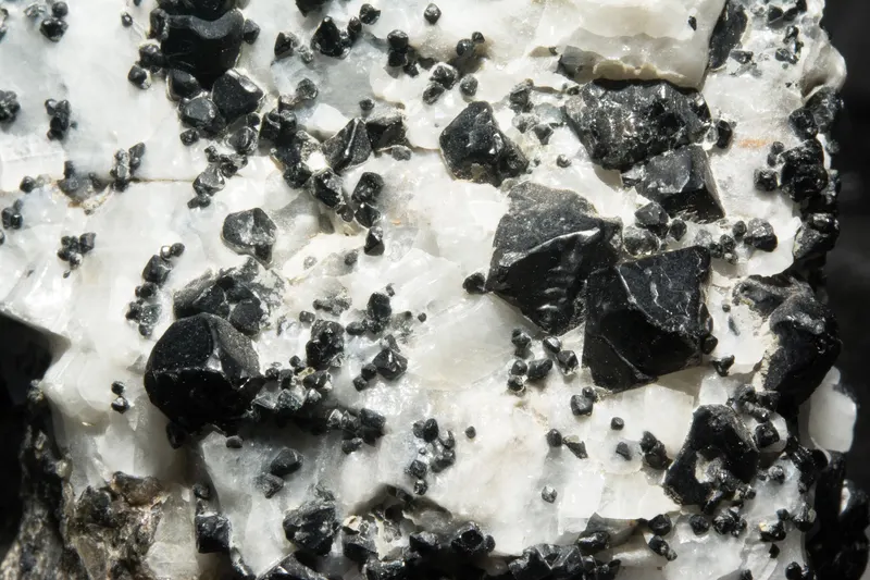Spinelle var. ceylonite 7100.0456.jpg
