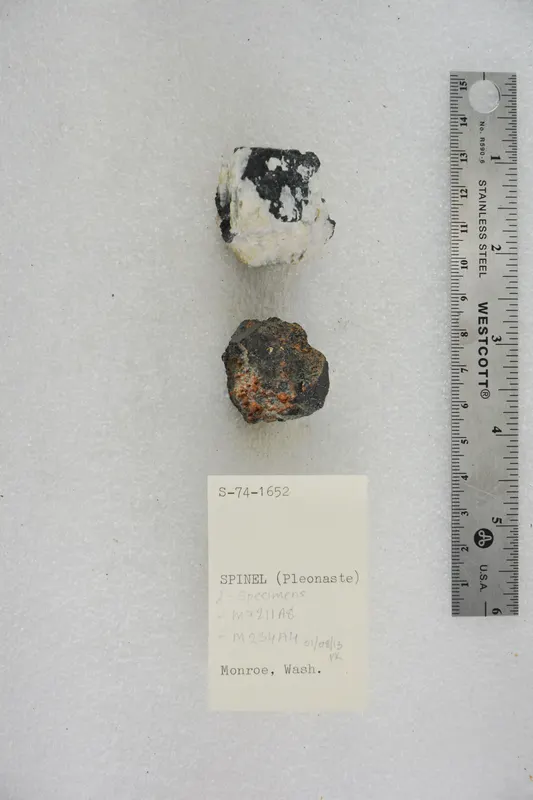 Spinel (Pleonaste) (40945046743).jpg