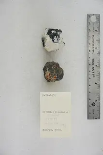 Spinel (Pleonaste) (40945046743).jpg