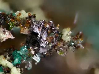 Small brown crystals of thermaerogenite (c).png