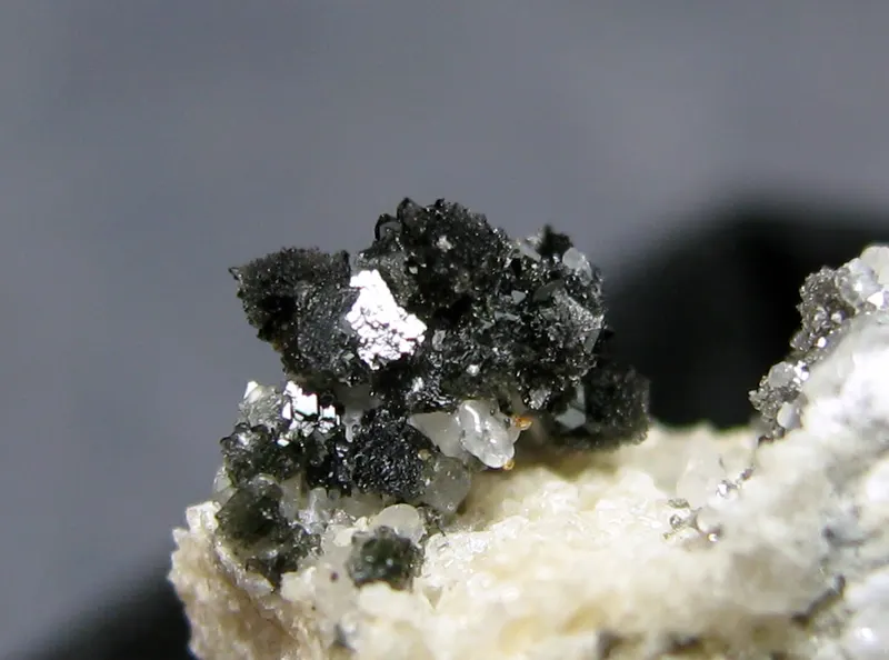 Spinel, Calzirtite-1271980.jpg