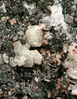Nepheline, Manganoeudialyte-181066.jpg