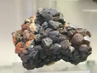 Mottramit - Mineralogisches Museum Bonn (7282).jpg