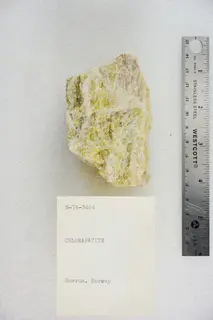 Chlorapatite (48293870001).jpg