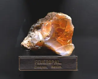 Joanneum Naturkundemuseum Feueropal Mexiko.jpg