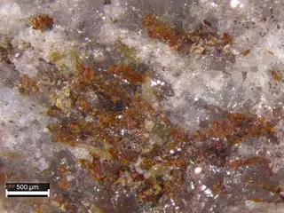 Aldomarinoite and tilasite within a quartz vein.png