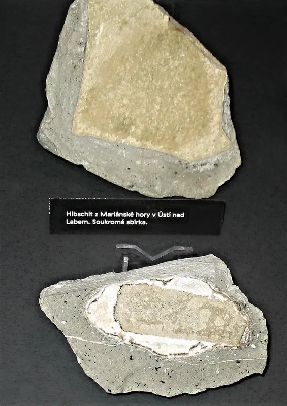Xenolit s hibschitem, Mariánská hora (2).jpg