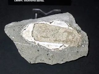 Xenolit s hibschitem, Mariánská hora (1).jpg
