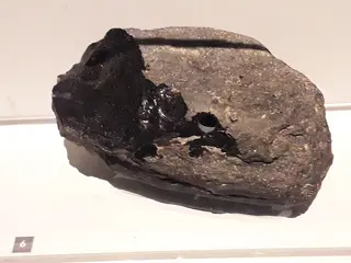 Indochinite ("pierre sacrée"), exposition Météorites, Muséum national d'histoire naturelle de Paris.jpg